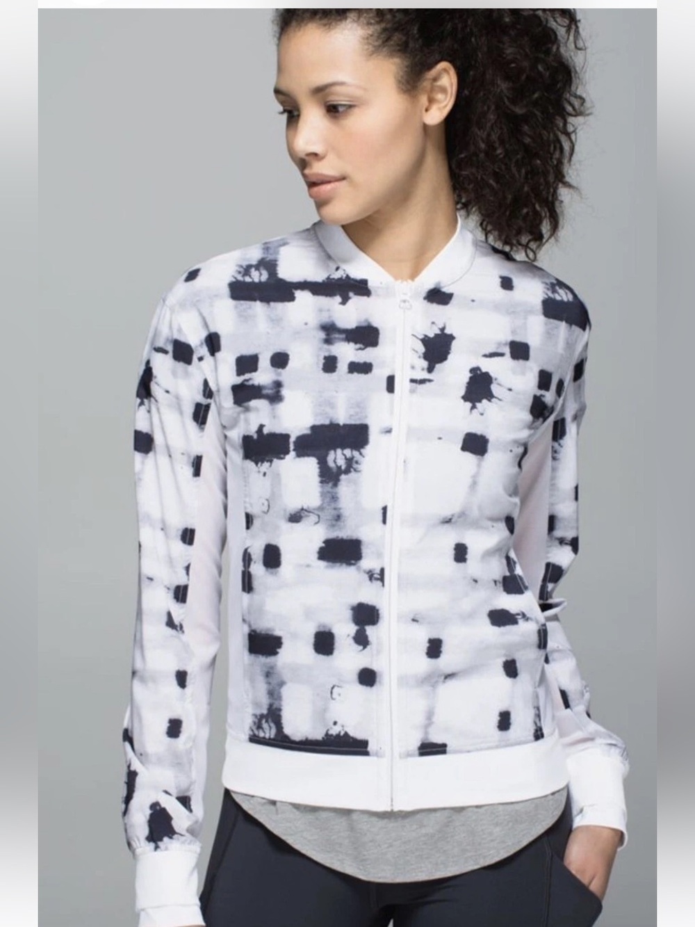 Lululemon Noir Ghost White Jacket Size 6 Women’s White and Black Patten